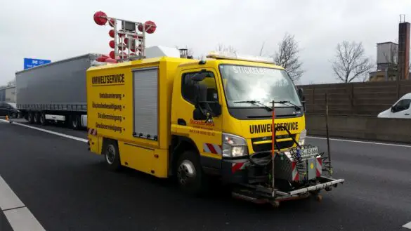 Unfall mit PKW und zwei LKW auf der A30