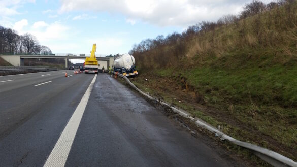 Aufwändige Tanklaster-Bergung auf der A1 bei Osnabrück [Update]