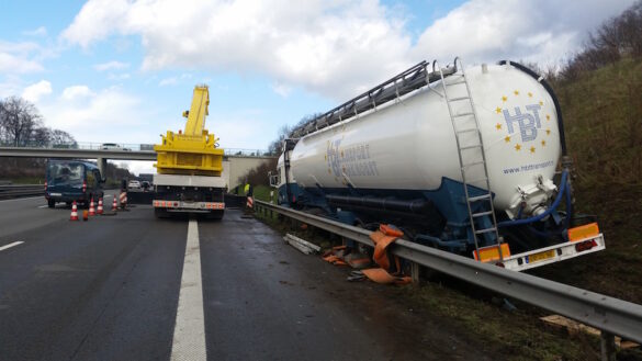 Aufwändige Tanklaster-Bergung auf der A1 bei Osnabrück [Update]