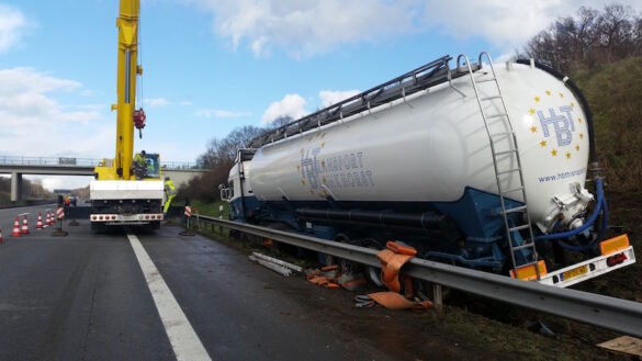 Aufwändige Tanklaster-Bergung auf der A1 bei Osnabrück [Update]