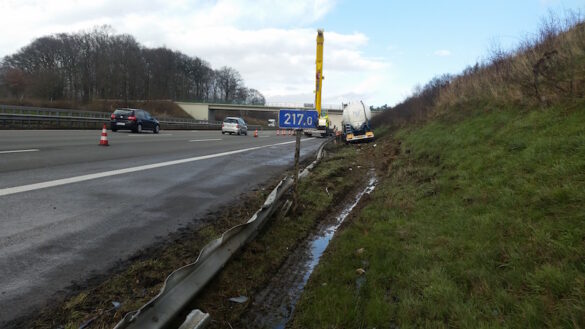 Aufwändige Tanklaster-Bergung auf der A1 bei Osnabrück [Update]