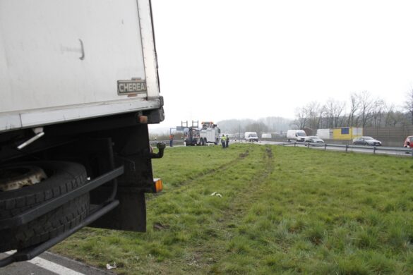 LKW durchbricht Leitplanke auf der A30