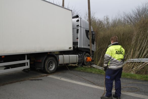 LKW durchbricht Leitplanke auf der A30