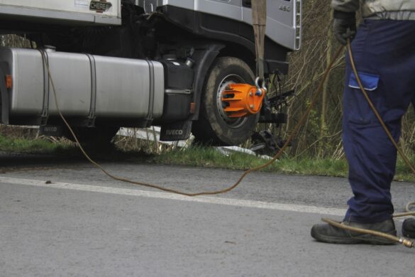 LKW durchbricht Leitplanke auf der A30