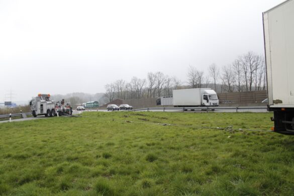 LKW durchbricht Leitplanke auf der A30