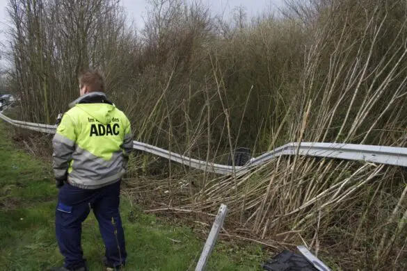 LKW durchbricht Leitplanke auf der A30