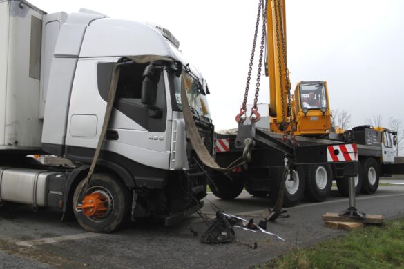 LKW durchbricht Leitplanke auf der A30