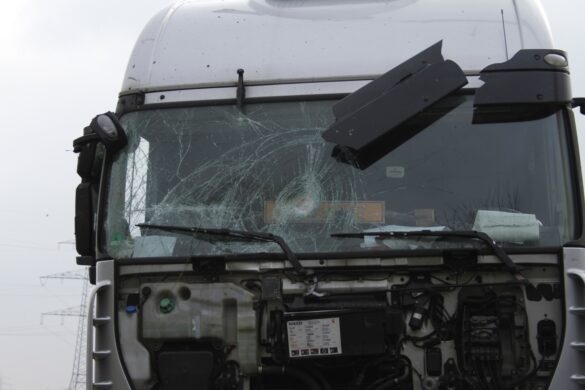 LKW durchbricht Leitplanke auf der A30