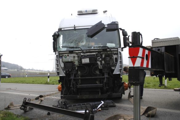 LKW durchbricht Leitplanke auf der A30