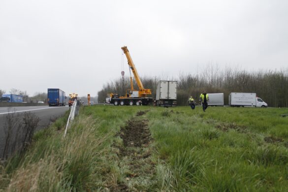 LKW durchbricht Leitplanke auf der A30