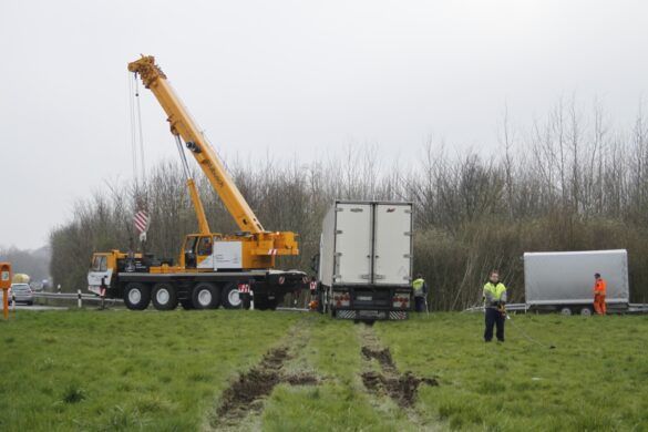 LKW durchbricht Leitplanke auf der A30