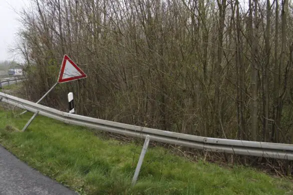 LKW durchbricht Leitplanke auf der A30