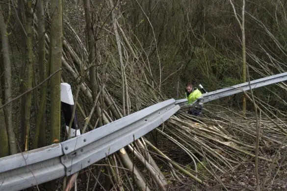 LKW durchbricht Leitplanke auf der A30