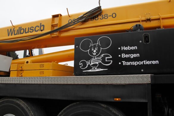 LKW durchbricht Leitplanke auf der A30