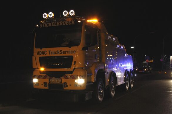 Hansastraße: PKW von LKW eingeklemmt