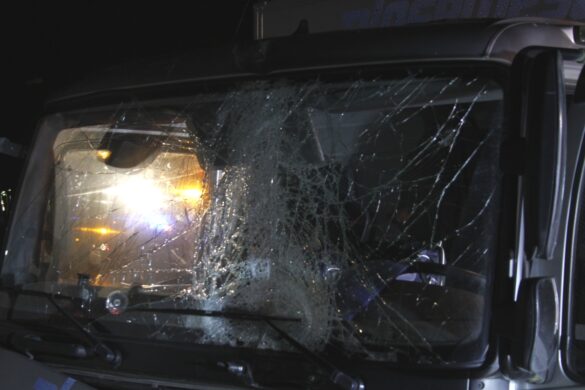 Hansastraße: PKW von LKW eingeklemmt