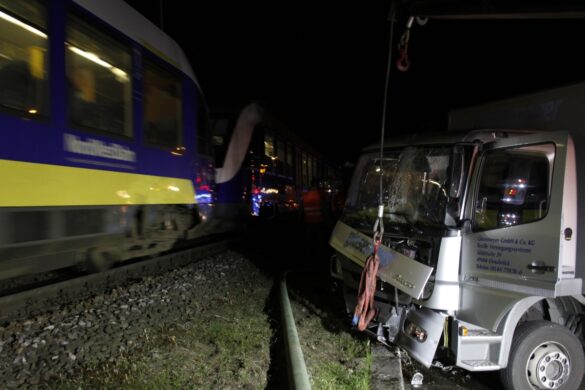 Hansastraße: PKW von LKW eingeklemmt