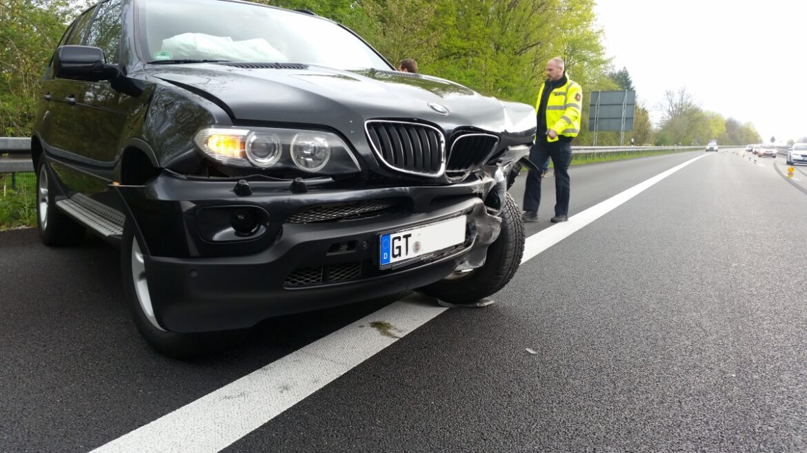 PKW verunfallt an Blitzer auf der BAB30