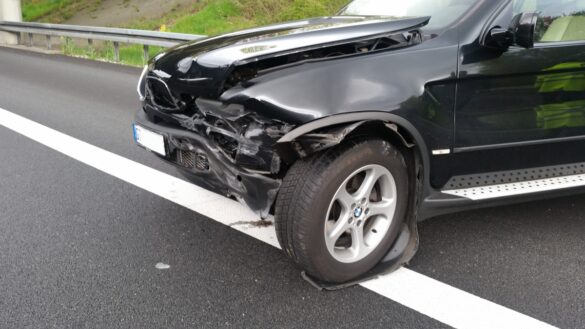 PKW verunfallt an Blitzer auf der BAB30