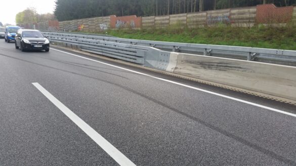 PKW verunfallt an Blitzer auf der BAB30