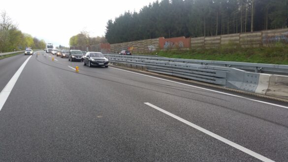 PKW verunfallt an Blitzer auf der BAB30