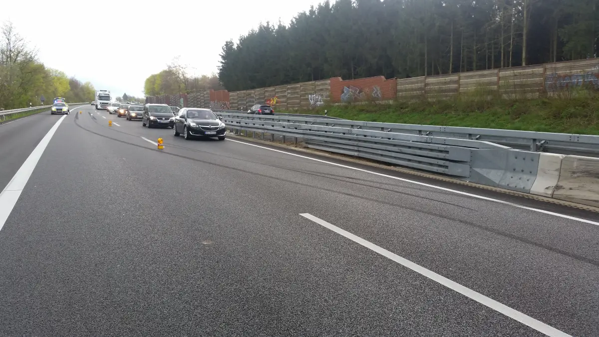 PKW verunfallt an Blitzer auf der BAB30