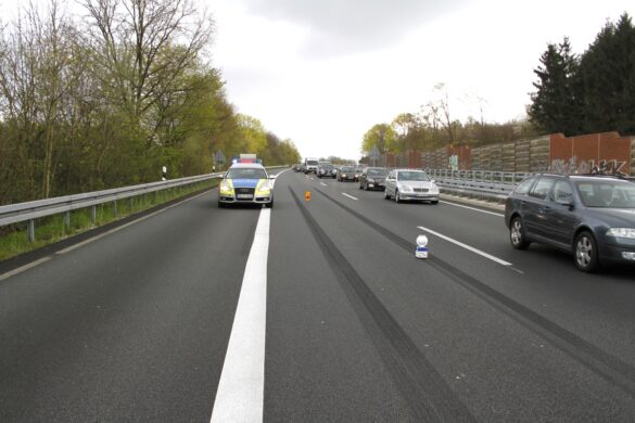 PKW verunfallt an Blitzer auf der BAB30