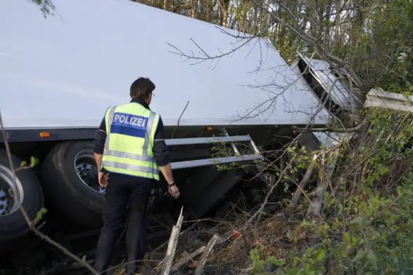Verletzte nach Unfall mit einem LKW auf der A30