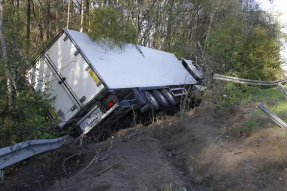 Verletzte nach Unfall mit einem LKW auf der A30