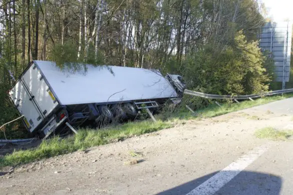 Verletzte nach Unfall mit einem LKW auf der A30