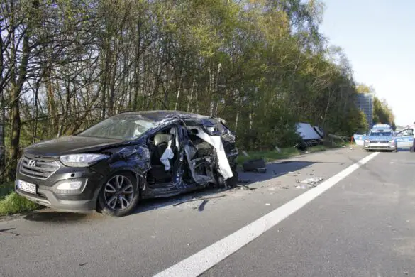 Verletzte nach Unfall mit einem LKW auf der A30