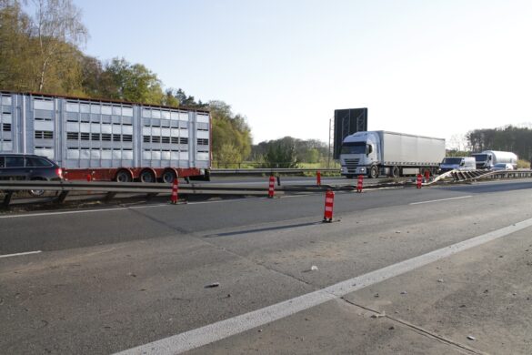 Verletzte nach Unfall mit einem LKW auf der A30