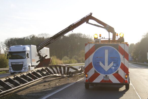 Verletzte nach Unfall mit einem LKW auf der A30