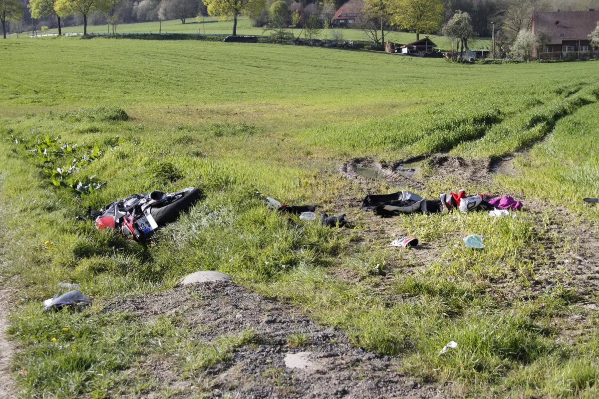 2016-04-21_VU-Motorrad-gegen-PKW-Hilter_003 Motorradfahrer bei Unfall schwer verletzt