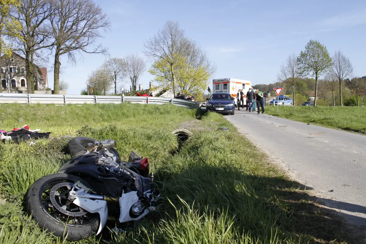2016-04-21_VU-Motorrad-gegen-PKW-Hilter_005 Motorradfahrer bei Unfall schwer verletzt
