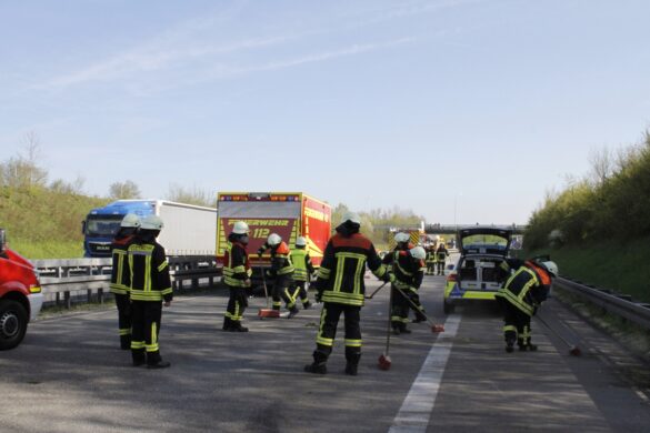 2016-04-21_VU-PKW-A33_001 Kleinwagen überschlug sich auf Autobahn A33