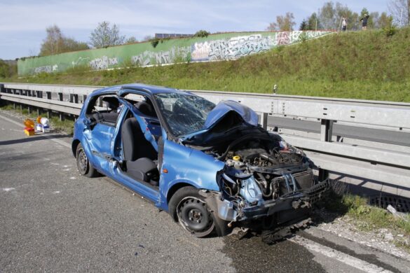 2016-04-21_VU-PKW-A33_002 Kleinwagen überschlug sich auf Autobahn A33