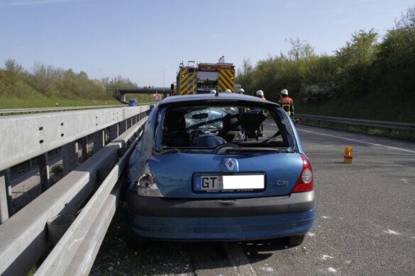2016-04-21_VU-PKW-A33_004 Kleinwagen überschlug sich auf Autobahn A33