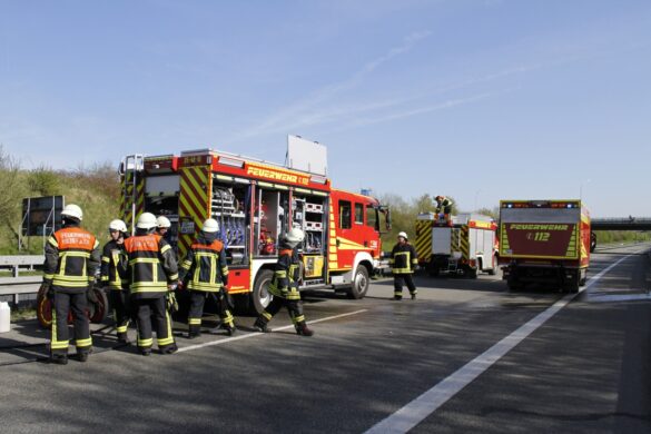 2016-04-21_VU-PKW-A33_005 Kleinwagen überschlug sich auf Autobahn A33