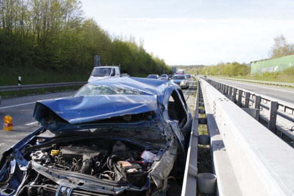 2016-04-21_VU-PKW-A33_010 Kleinwagen überschlug sich auf Autobahn A33