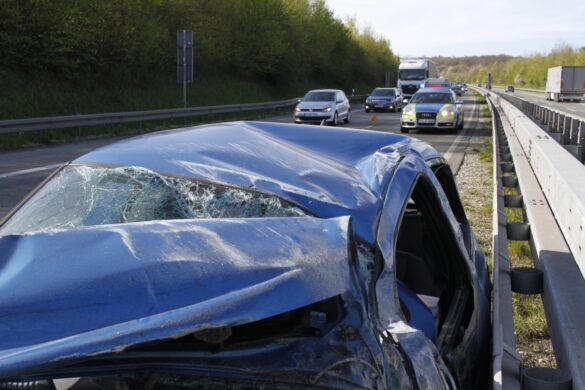 2016-04-21_VU-PKW-A33_011 Kleinwagen überschlug sich auf Autobahn A33