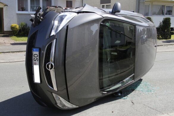 2016-04-21_VU-PKW-auf-Seite-Hellern_001 PKW kippt in Osnabrück-Hellern auf die Seite