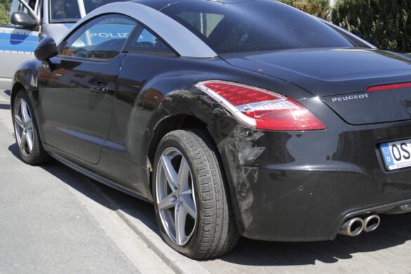 2016-04-21_VU-PKW-auf-Seite-Hellern_002 PKW kippt in Osnabrück-Hellern auf die Seite