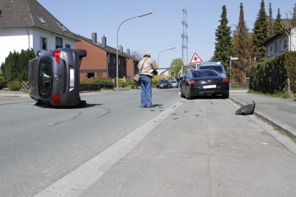 2016-04-21_VU-PKW-auf-Seite-Hellern_003 PKW kippt in Osnabrück-Hellern auf die Seite