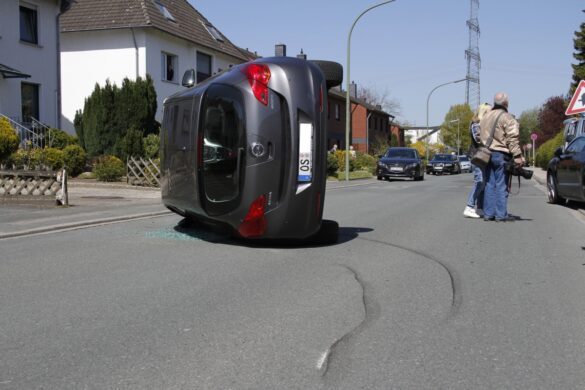 2016-04-21_VU-PKW-auf-Seite-Hellern_004 PKW kippt in Osnabrück-Hellern auf die Seite