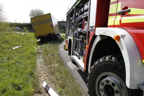 LKW-Unfall auf der A33 – Autofahrer fahren durch Absperrung