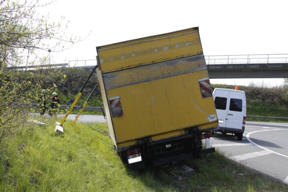 LKW-Unfall auf der A33 – Autofahrer fahren durch Absperrung