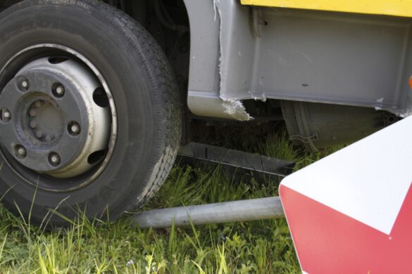 LKW-Unfall auf der A33 – Autofahrer fahren durch Absperrung