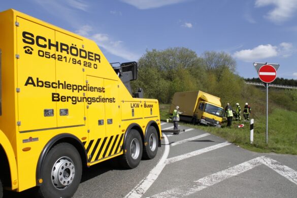 LKW-Unfall auf der A33 – Autofahrer fahren durch Absperrung