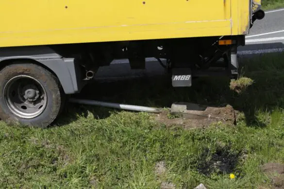 LKW-Unfall auf der A33 – Autofahrer fahren durch Absperrung